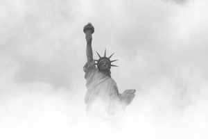 Freiheitsstatue im Nebel