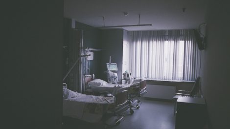 Blick in leeres Krankenzimmer